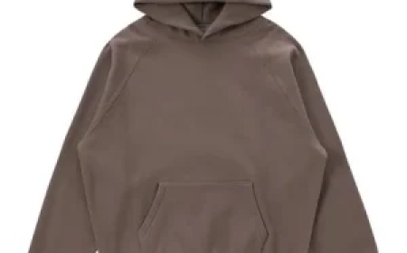 Essentials Hoodie – Stay Warm in Effortless Street Style